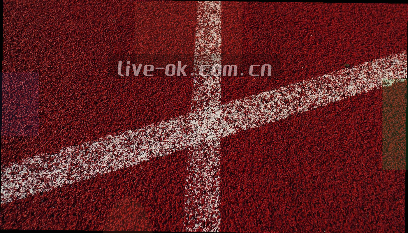 夜间球场入口通道的灯光与地面反光，画面中没有人